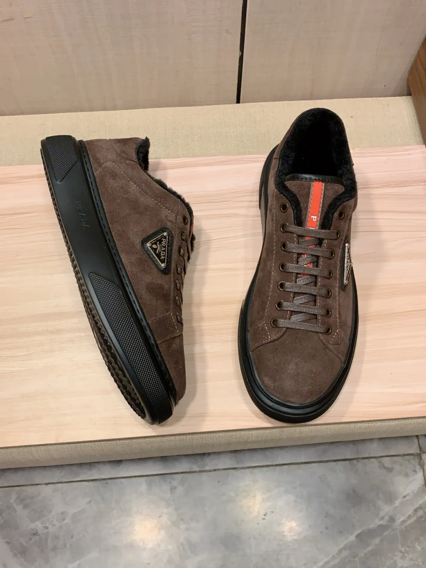 Warm new model: Factory price: 460💰💰🎩🎩[Lightning][Lightning] "Prada Men's Shoes💰pRADA*" The latest and most popular casual shoes, top brand [seduce] luxury~purchase, top~quality. [Strong] The upper is made of imported breathable anti-wear material ➕ Breathable simulated fur feet (•) with fine workmanship. The original stylish and stylish soft rubber wear-resistant and non-slip outsole is light and comfortable on the feet. The real thing looks better when photographed in person. 0186: code: 38-44, 4️⃣ colors selected